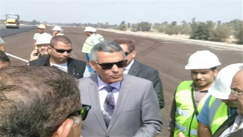وزير النقل يتفقد مشروعات الطرق بالمنيا 