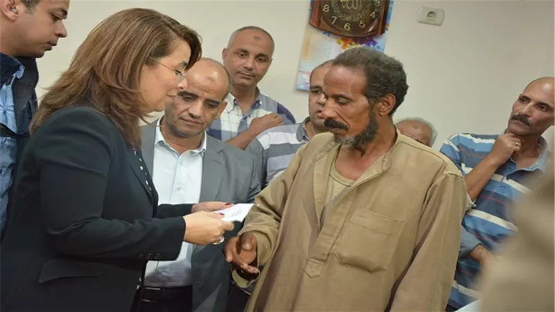 بالصور.. وزيرة التضامن تتفقد ضحايا سيول الإسكندرية