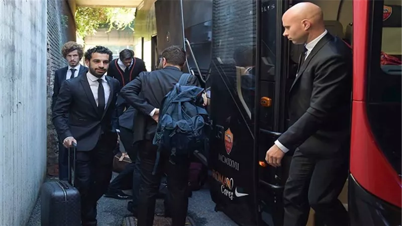 بالصور.. وصول صلاح برفقة روما إلى الأولمبيكو لمواجهة لاتسيو