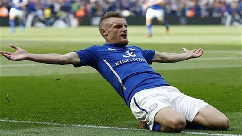 بالفيديو.. لاعب ليستر سيتي يحطم رقم نيستلروي ويسجل في 11 مباراة متتالية