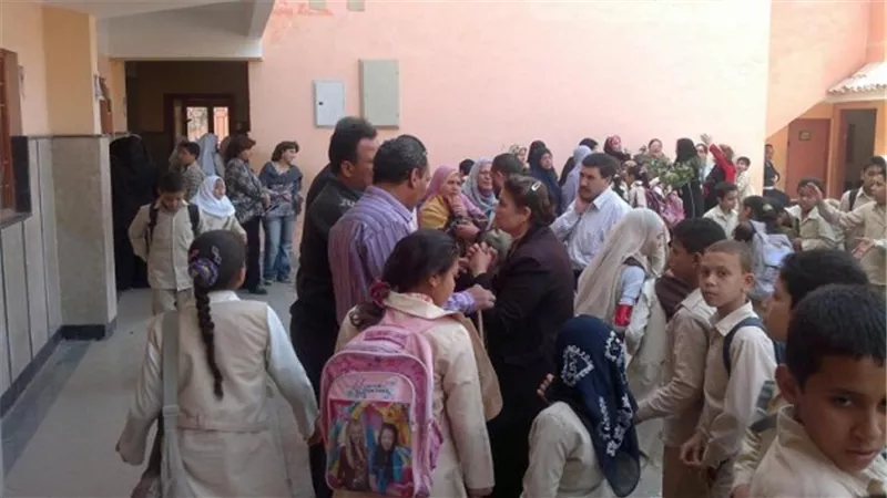 اعتصام هيئة التدريس بمدرسة اللغات التجريبية في السويس