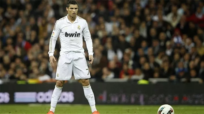 رونالدو وبنزيما يقودان هجوم ريال مدريد أمام مالمو