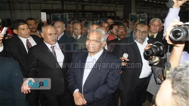 بالصور ..محافظ القاهرة يلتقي العاملين بهيئة النقل العام
