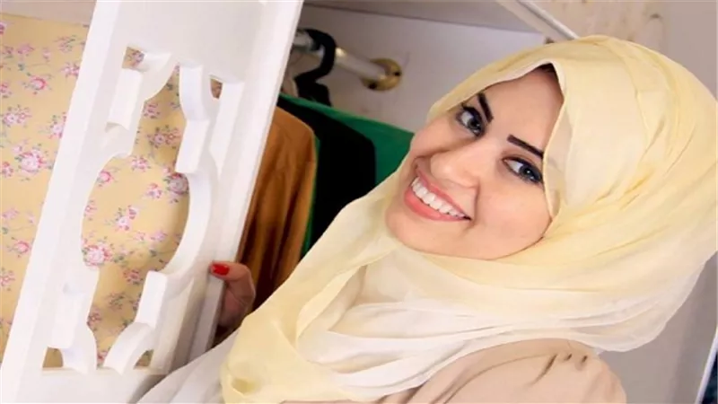 النيابة تأمر بسرعة ضبط صاحبة محلات 