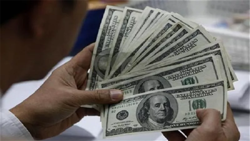 الدولار يسقط في أكبر خسارة شهرية منذ أبريل أمام العملات الرئيسية