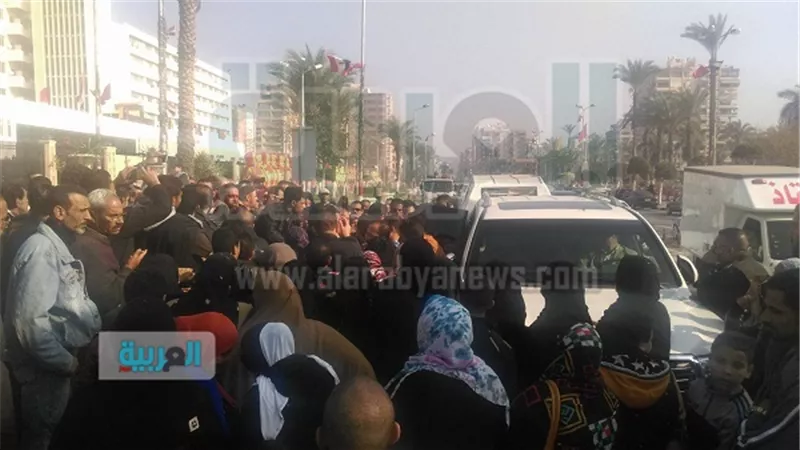 بالصور.. ثورة متضرري الإسكان على محافظ بورسعيد