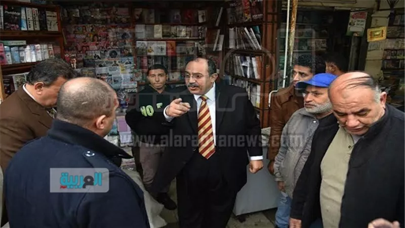 بالصور.. محافظ الإسكندرية يعد بحل أزمة بائعي الصحف بمحطة الرمل