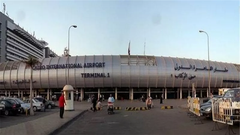 ضبط راكبين يخفيان 55 ألف دولار في جواربهما بالمطار