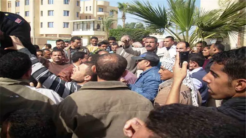 وقفة احتجاجية لعمال شركتين أمام ديوان محافظة السويس