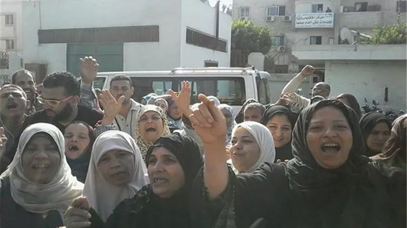 وقفة احتجاجية للعاملين بالمستشفى التعليمي بالغربية