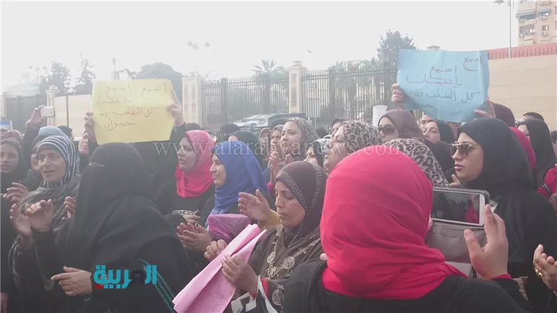 بالصور.. متضررات الإسكان الاجتماعي ينظمن وقفة أمام ديوان عام بورسعيد
