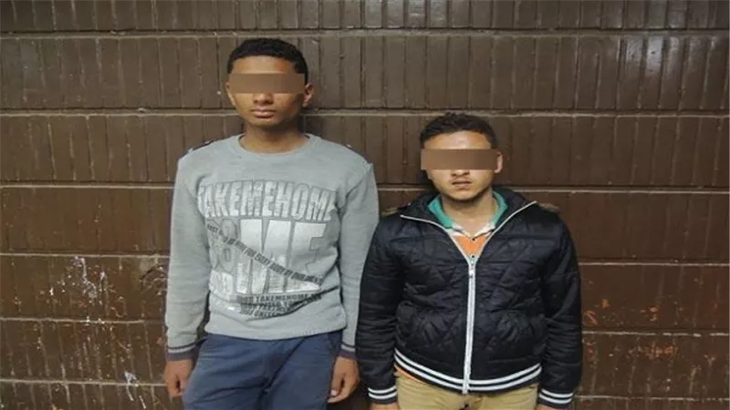 ضبط عاطلين متلبسين بسرقة عجوز بموقف أتوبيس الساحل