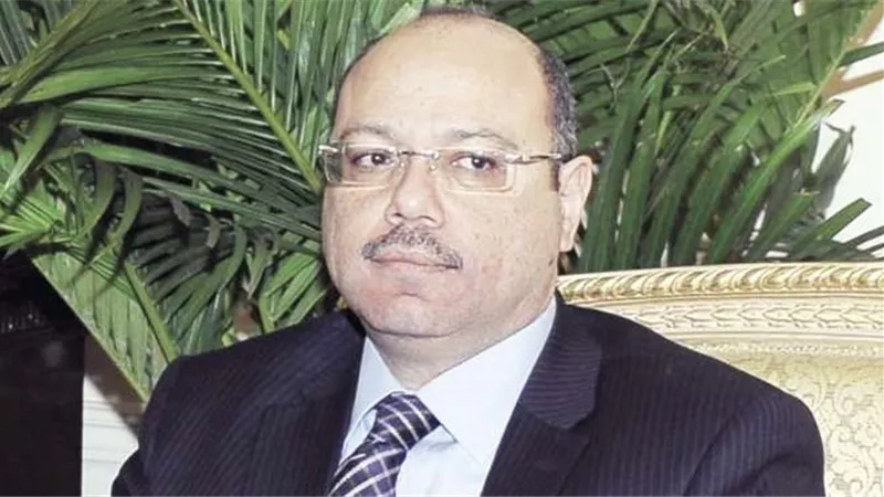 وزير المالية يكرم مأمور جمارك لرفضه رشوة.. وإحباط تهريب ألماظ