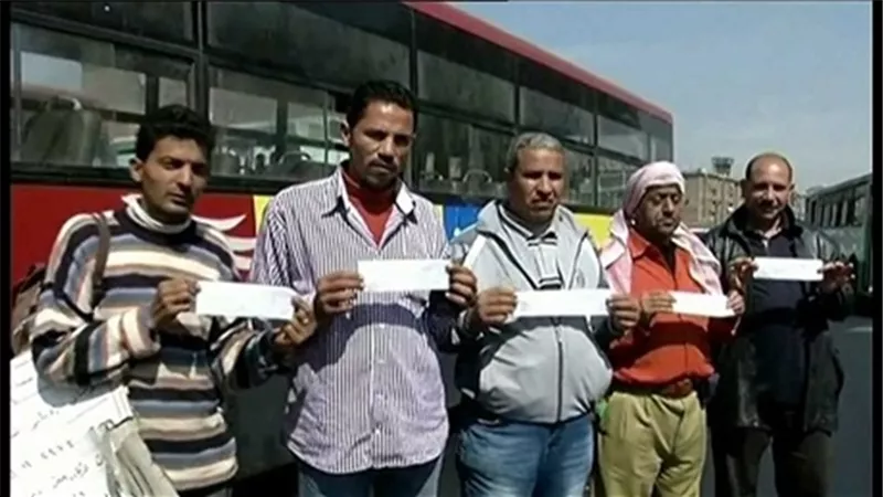 سائقو هيئة النقل العام يواصلون إضرابهم بالإسكندرية
