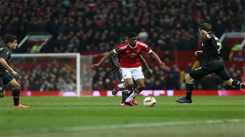 التعادل يحسم الشوط الأول بين ليفربول ومان يونايتيد بالدوري الأوروبي