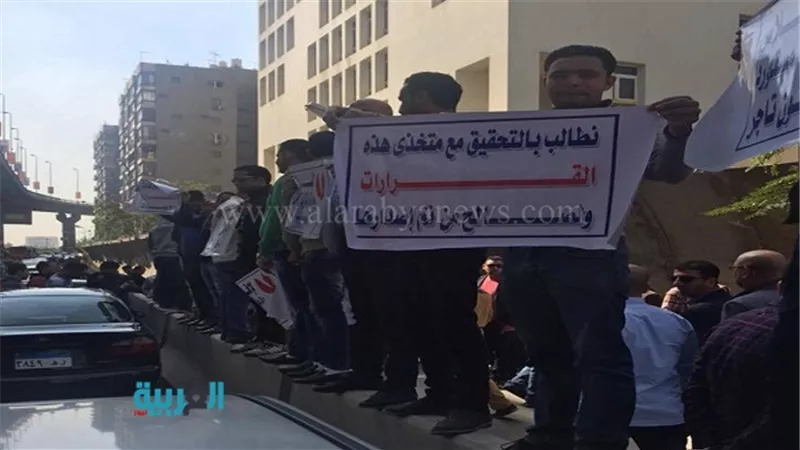 بالصور.. 10 آلاف مستورد يهتفون من أمام 