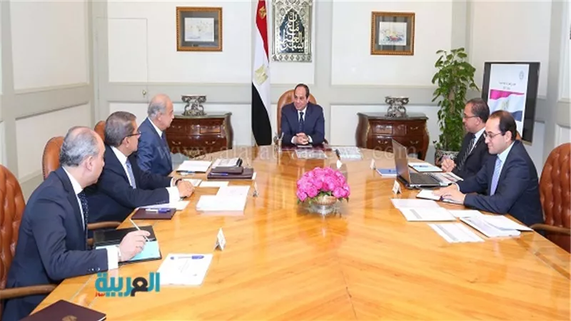 بالصور.. السيسي يجتمع برئيس الوزراء ووزيري التخطيط والمالية