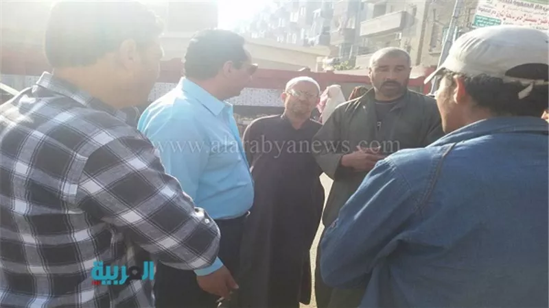 بالصور.. عمال القمامة بالمحلة يواصلون إضرابهم عن العمل