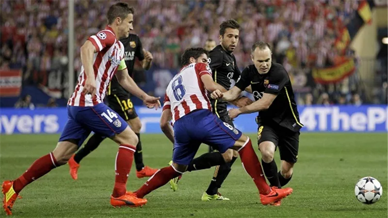 أتليتكو مدريد يتقدم على برشلونة بهدف في الشوط الأول