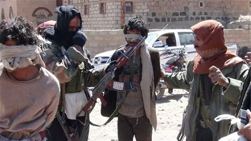 الحوثيون يختطفون 17 شخصًا تواجدوا على متن حافلة باليمن 