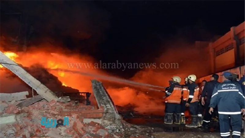 بالصور.. الشرطة والجيش يسيطران على حريق مصنع المنسوجات بالعبور.. 22 سيارة إطفاء لـ