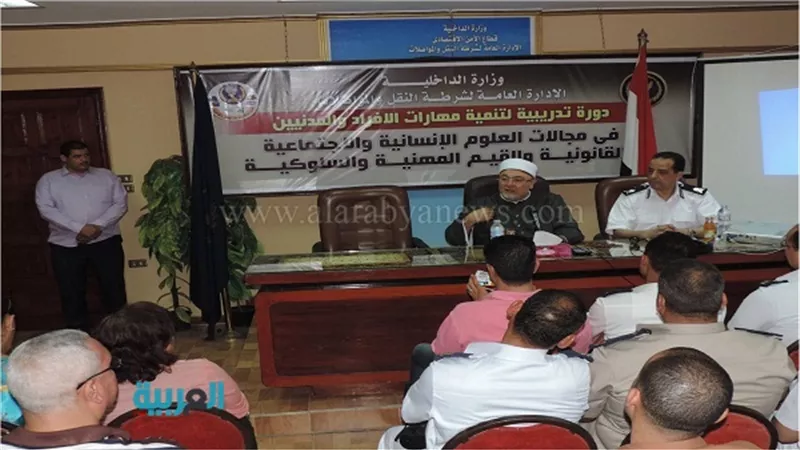 بالصور.. الداعية خالد الجندي في دورة تنمية مهارات أفراد شرطة النقل