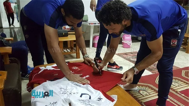 مزاد علني لقمصان الأهلي الموقع عليها من نجوم الفريق