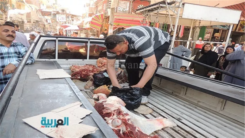 بالصور.. حملة أمنية لكشف الأغذية الفاسدة بشوارع المنيا 