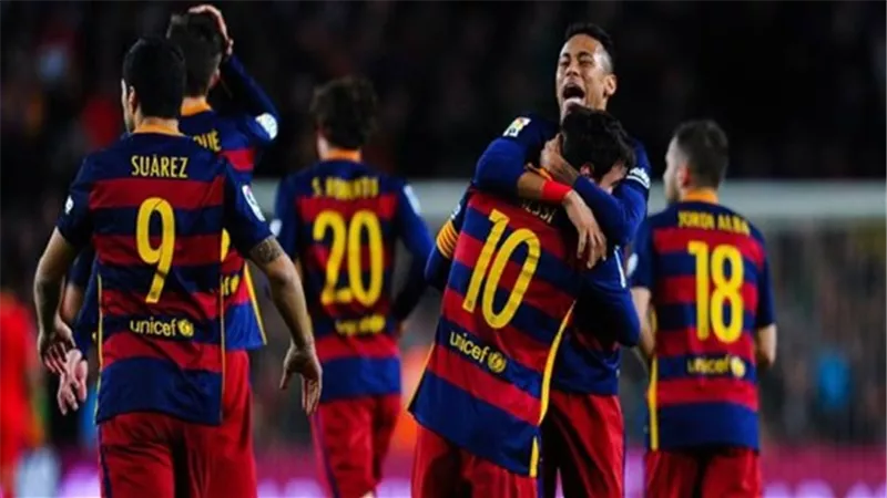 بالفيديو.. برشلونة يسحق لاكورونا بـ8 أهداف ويحتفظ بصداراة 