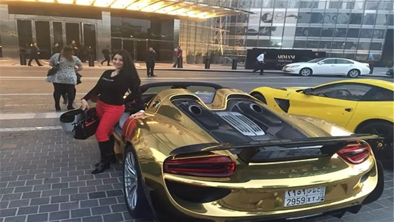 بالفيديو.. سيد علي يسخر من إهداء الإمارات سيارة مرصعة بالذهب لـ