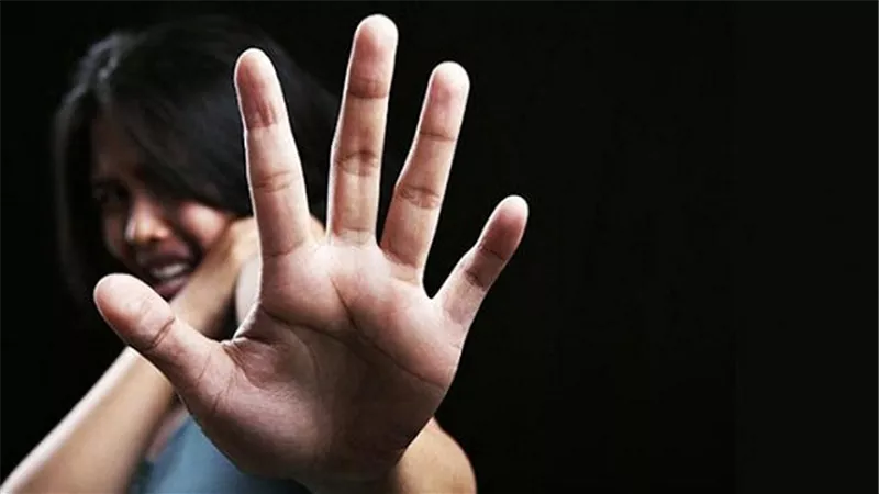 بالفيديو.. انتحل صفة موظف بالرئاسة ليشوه وجه خطيبته بماء النار 
