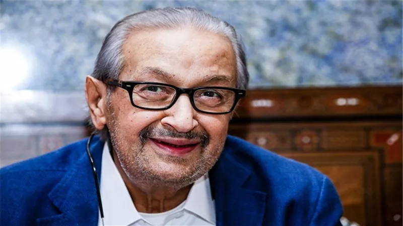 شاهد.. أسرة نور الشريف تحتفل بعيد ميلاده في السيدة زينب