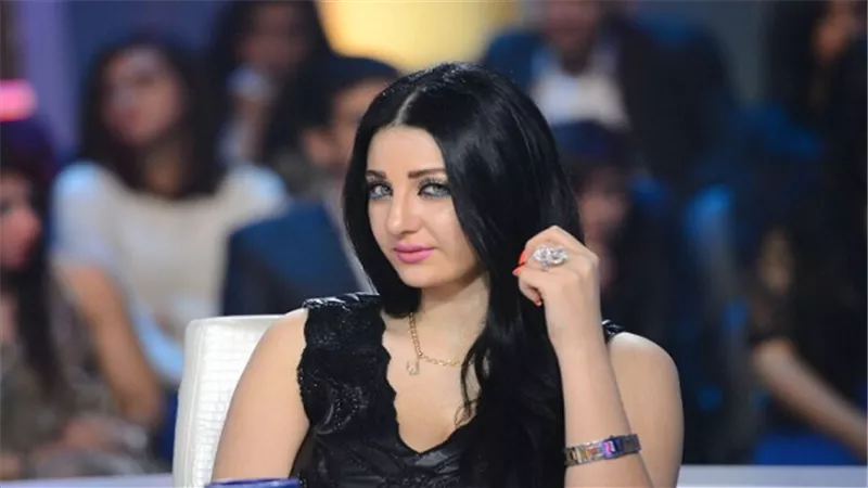 شاهد.. صافيناز تهرب من حر الصيف لشاطئ البحر بـ