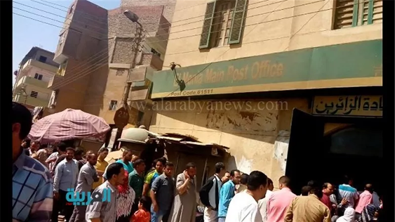 بالصور.. طوابير أمام مكاتب البريد بالمنيا لاستلام كراسة الإسكان