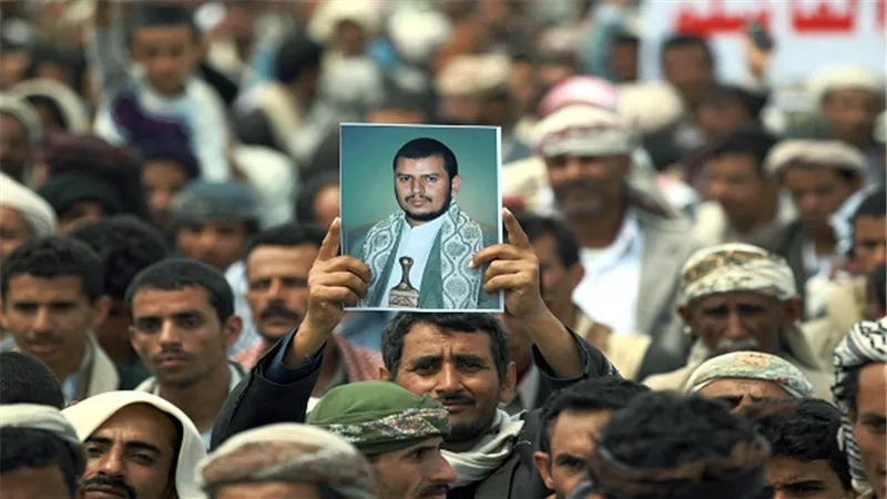 بالفيديو.. الانشقاقات تضرب وفد الحوثيين المشارك في مفاوضات الكويت