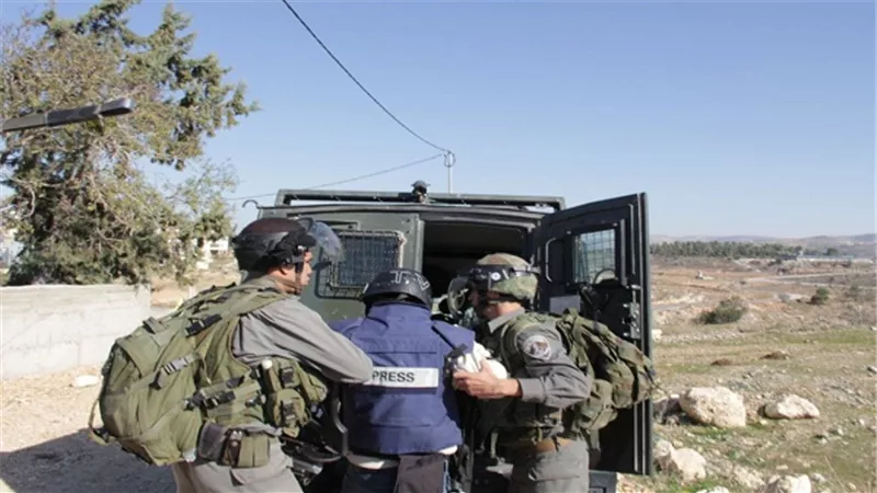 قوات الاحتلال تعتقل عضو نقابة الصحفيين الفلسطينيين عمر نزال