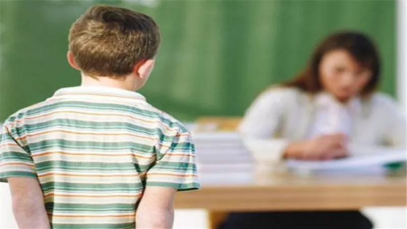 معلمة تعترف بإقامة علاقة جنسية مع طالب لديها