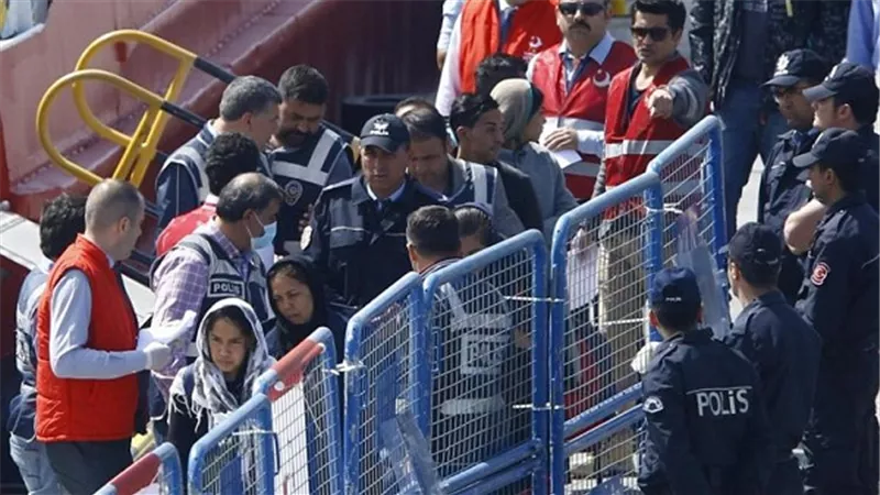 اليونان ترحل 49 مهاجرًا بموجب الاتفاق بين الاتحاد الأوروبي وتركيا