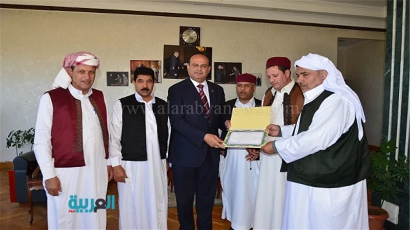 بالصور.. شهادة تقدير وخطاب شكر لمحافظ مطروح من رئيس مجلس حكماء طبرق
