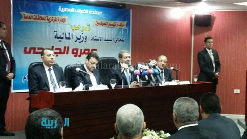 وزير المالية يقوم بجولة ضريبية بمركز كبار المموليين