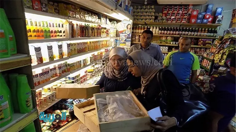 بالصور.. تشميع محلين لوجود أسماك فاسدة بالزيتون
