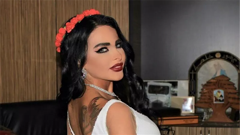 السبكي يختار اللبنانية ليال عبود لغناء ''سطو مثلث''