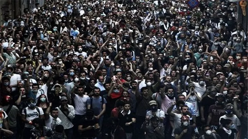 الشرطة تحتجز 27 شخصًا على خلفية احتجاجات قانون العمل