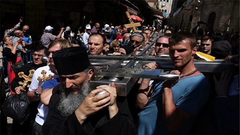 آلاف المسيحيين يحتشدون في القدس للاحتفال بالفصح لدى الطوائف الشرقية