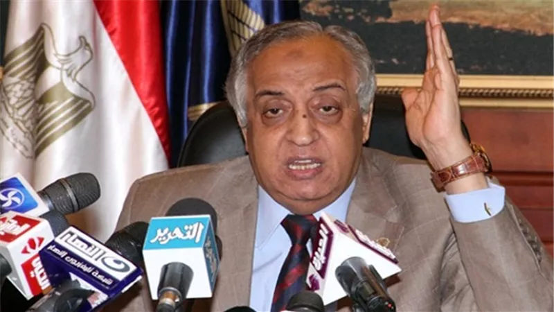 بالفيديو.. وزير الداخلية الأسبق يضع 