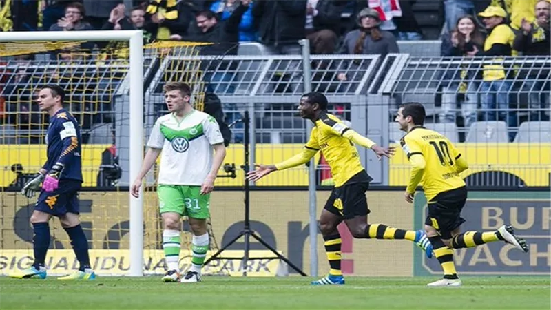 دورتموند يتقدم على فولفسبورج بهدفين في الشوط الأول