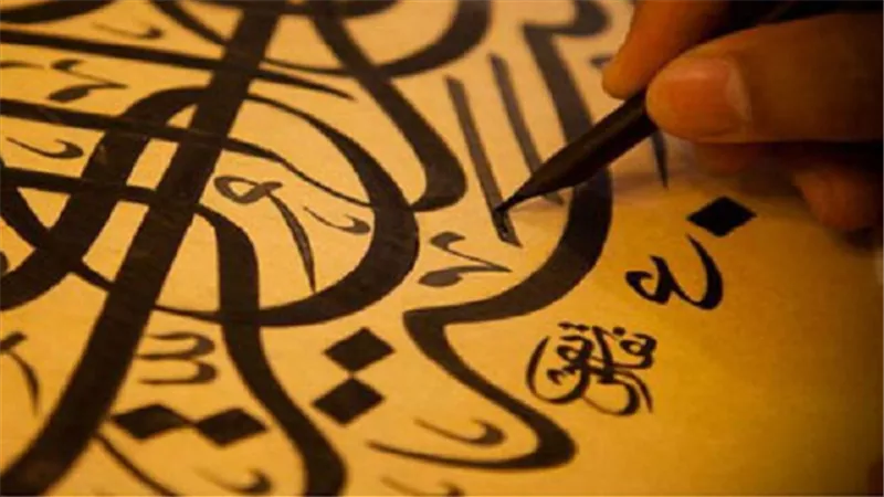 شاهد.. فنان يزين غزة برسوم الخط العربي