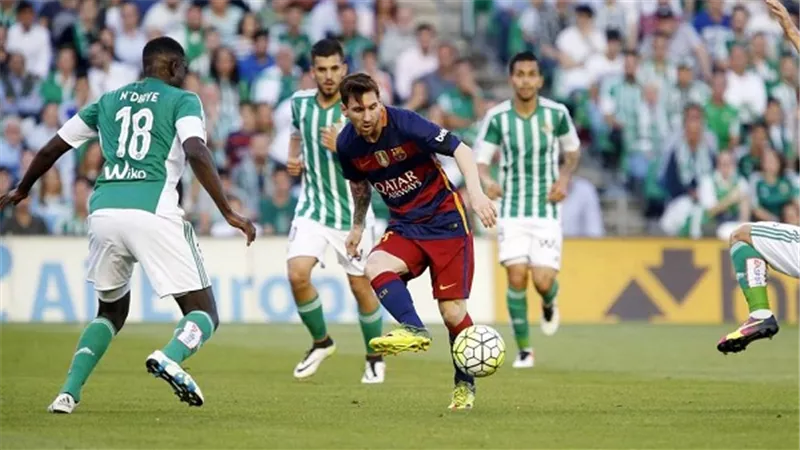بالفيديو.. برشلونة يفوز على ريال بيتيس ويحافظ على صدارة الليجا