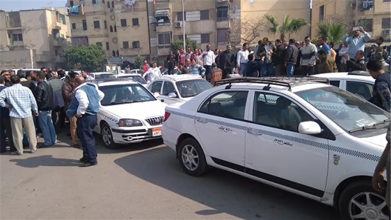 سائقو التاكسي بالسويس يتظاهرون للمطالبة بمنع سيارات الليموزين