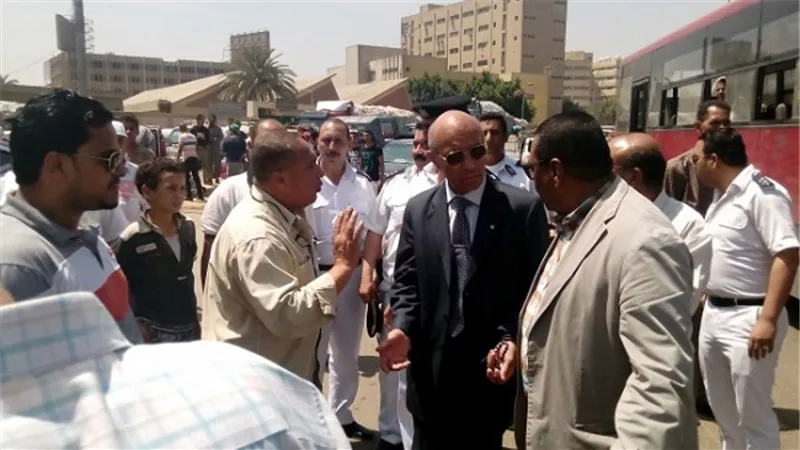 القائم بأعمال القاهرة يعد أهالي كفر الشرفا بسرعة إنشاء مدرسة 